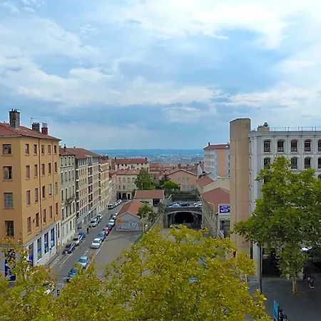 Hotell De La Croix-rousse 2*